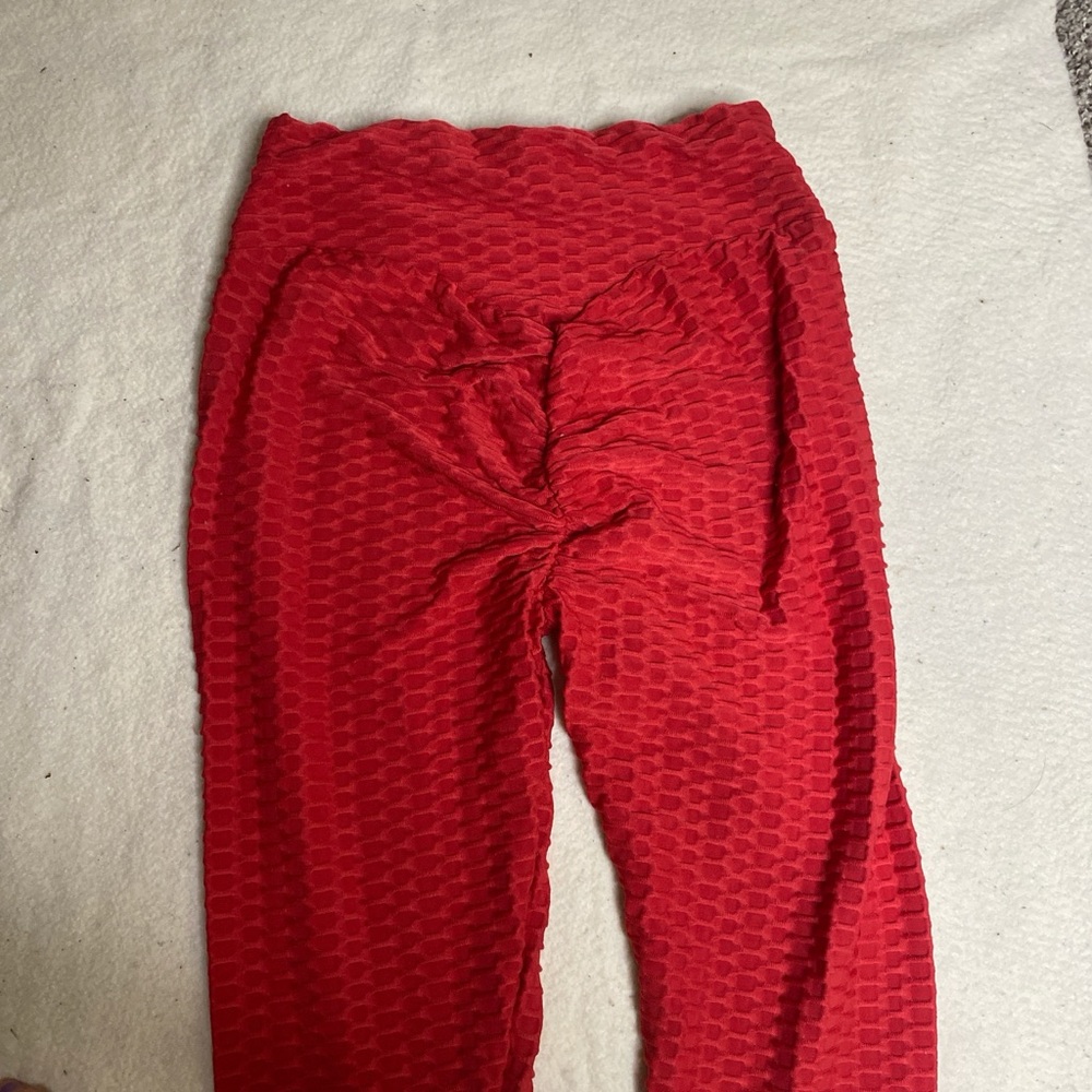 Chic Red Textured Leggings